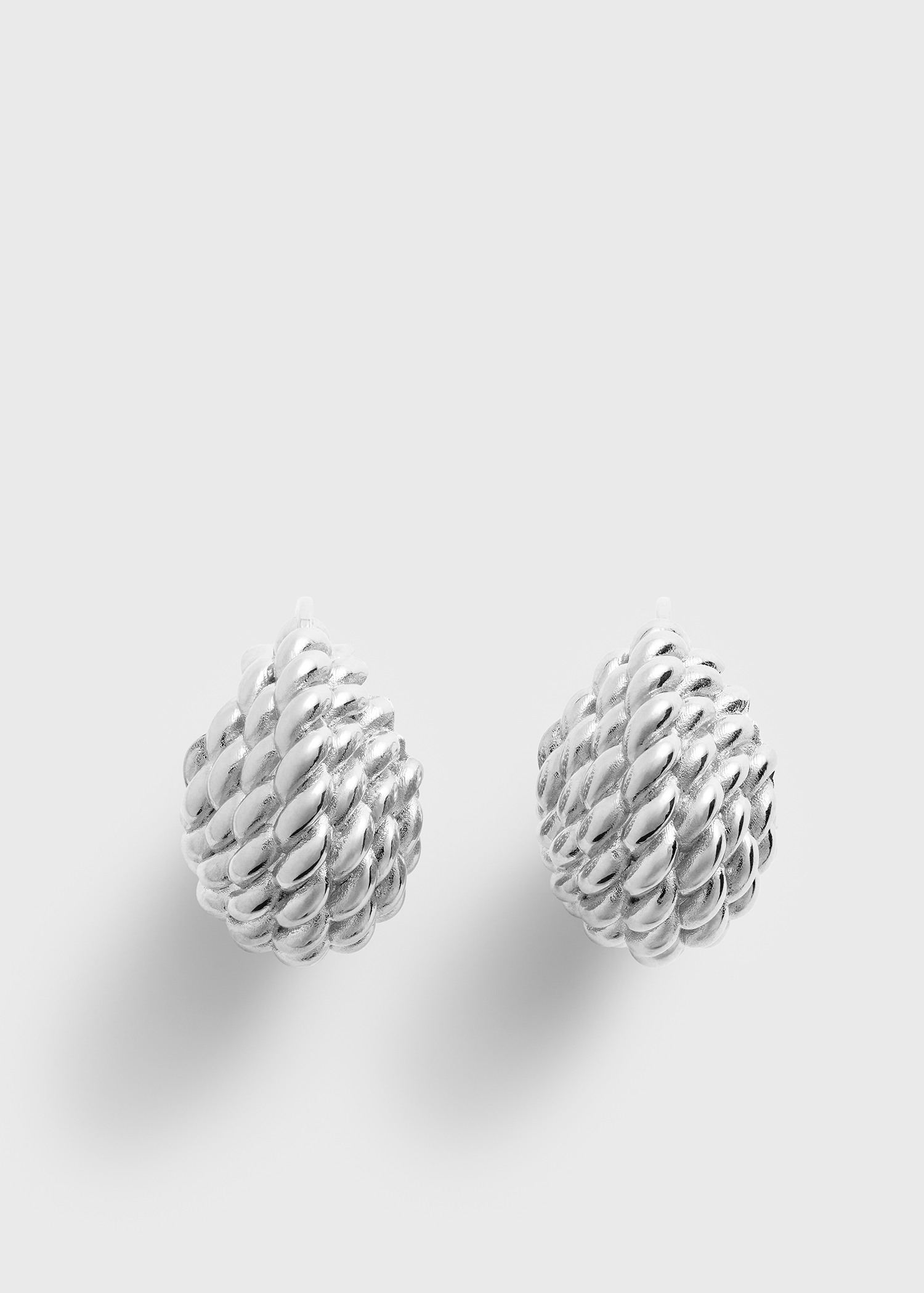 TOTEME 로프 후프 이어링 실버의 실버컬러 7번쨰 이미지입니다.