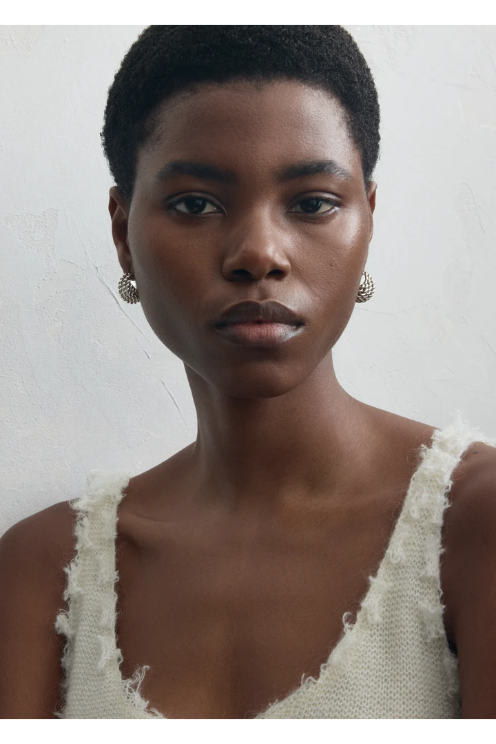 TOTEME 로프 후프 이어링 실버의 실버컬러 1번쨰 이미지입니다.