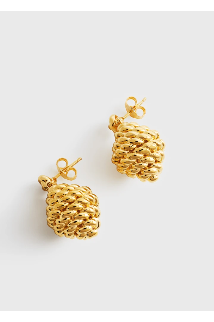 TOTEME 로프 드롭 이어링 골드의 골드컬러 3번쨰 이미지입니다.