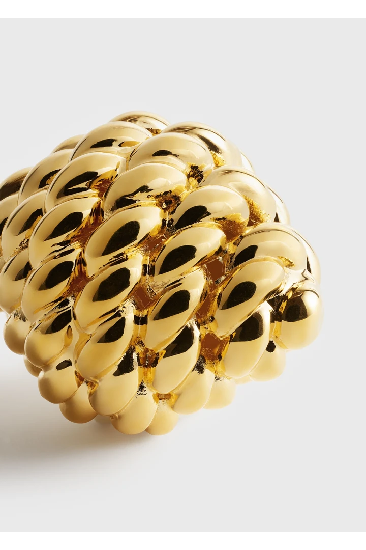 TOTEME 로프 드롭 이어링 골드의 골드컬러 4번쨰 이미지입니다.