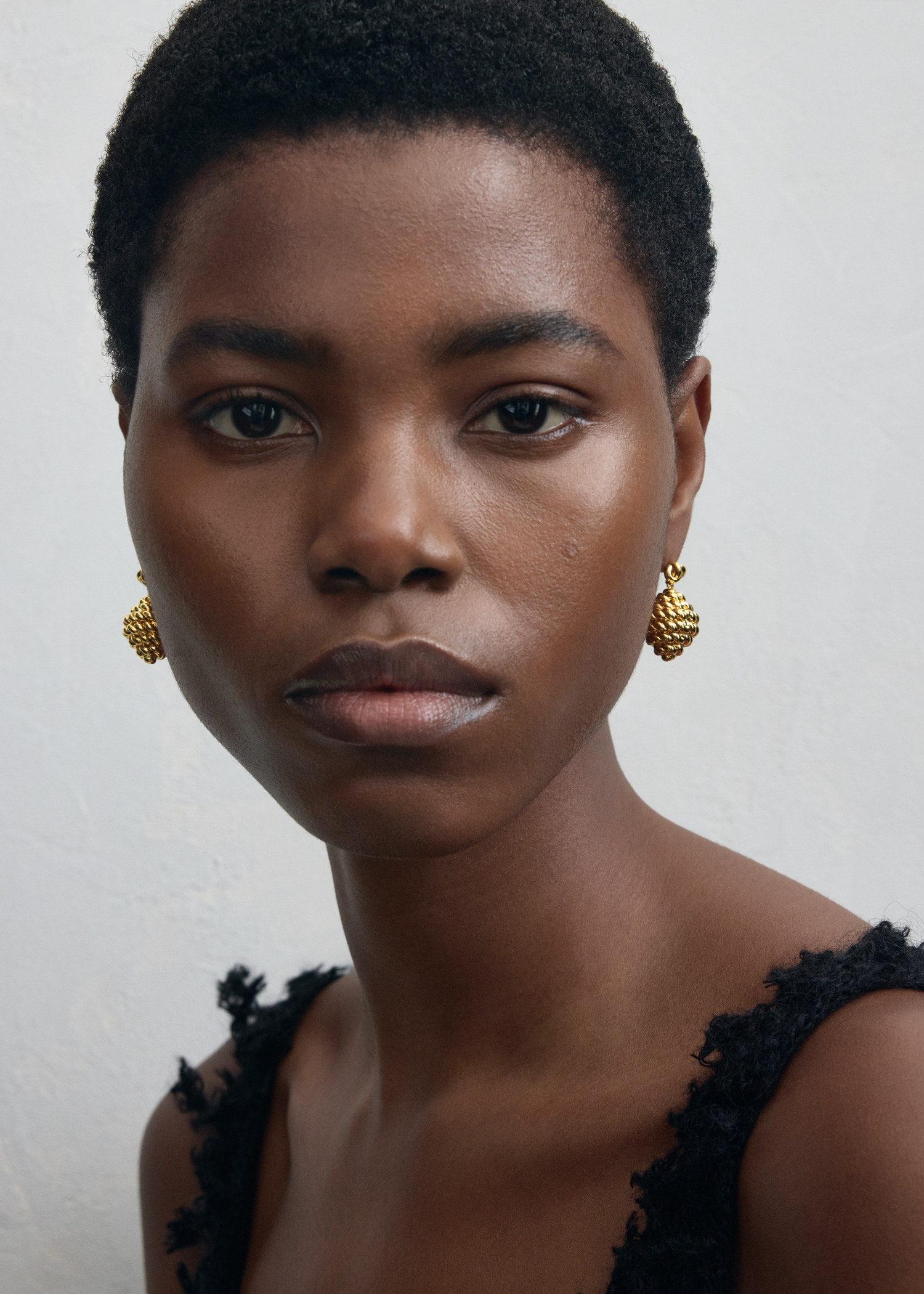 TOTEME 로프 드롭 이어링 골드의 골드컬러 1번쨰 이미지입니다.