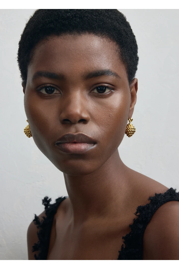 TOTEME 로프 드롭 이어링 골드의 골드컬러 1번쨰 이미지입니다.