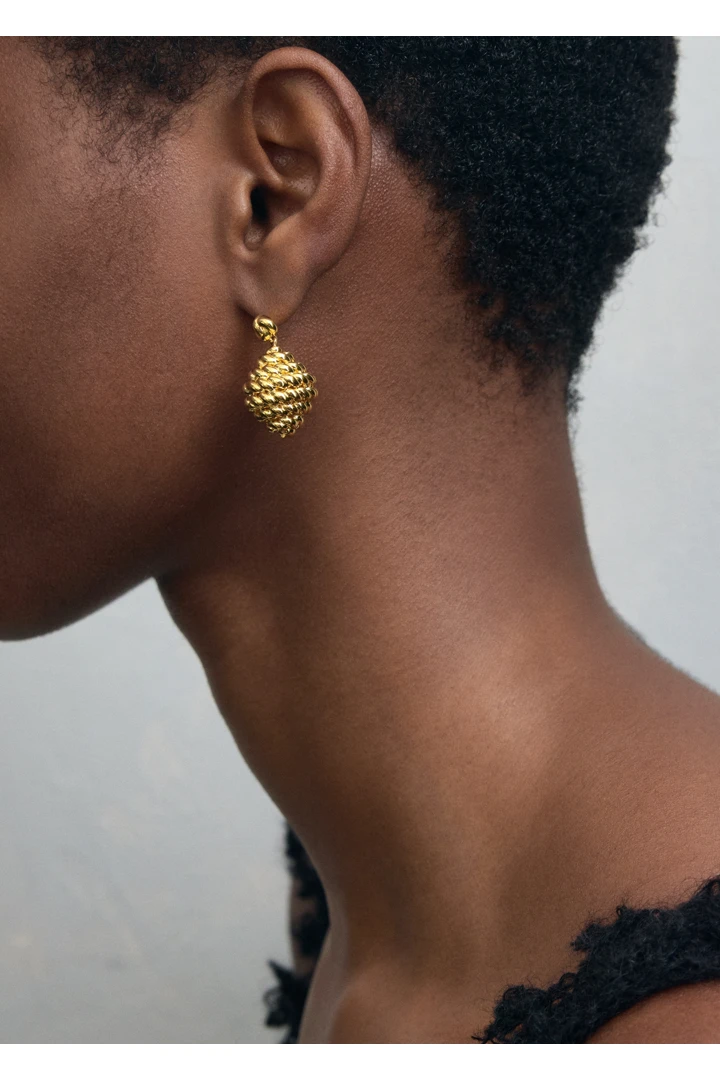 TOTEME 로프 드롭 이어링 골드의 골드컬러 2번쨰 이미지입니다.