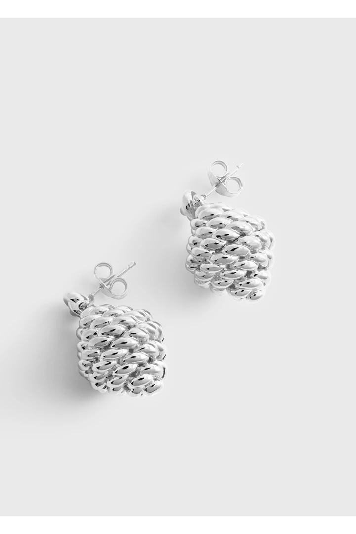 TOTEME 로프 드롭 이어링 실버의 실버컬러 3번쨰 이미지입니다.