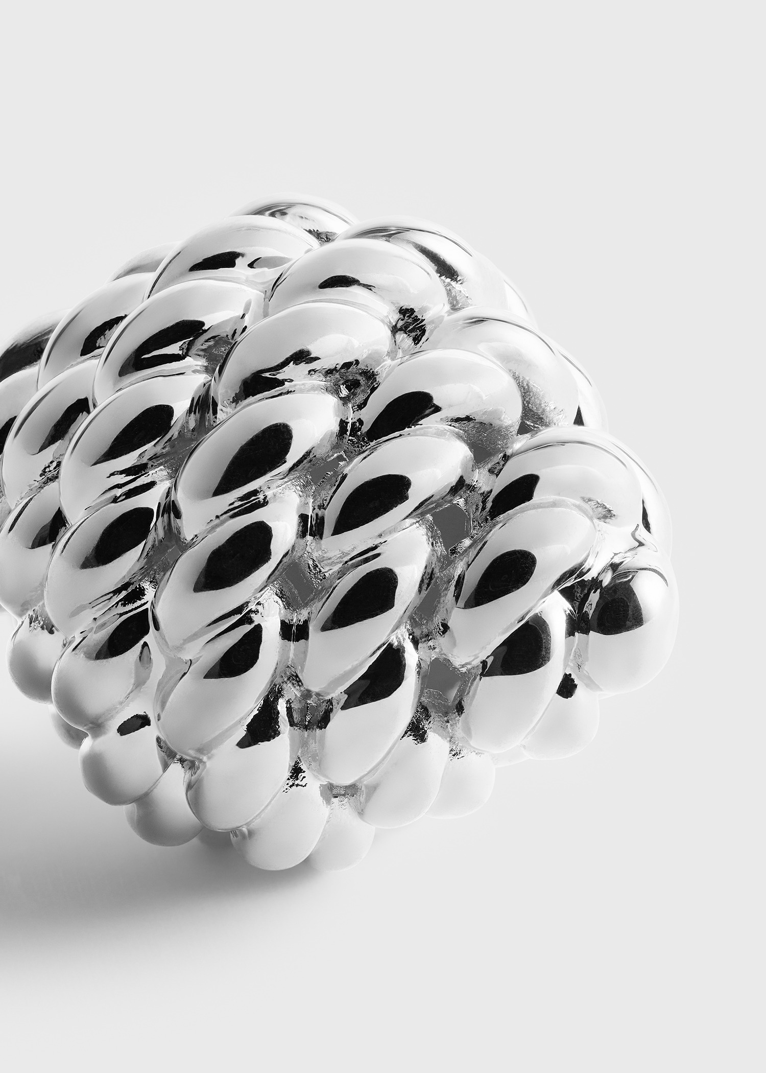 TOTEME 로프 드롭 이어링 실버의 실버컬러 4번쨰 이미지입니다.