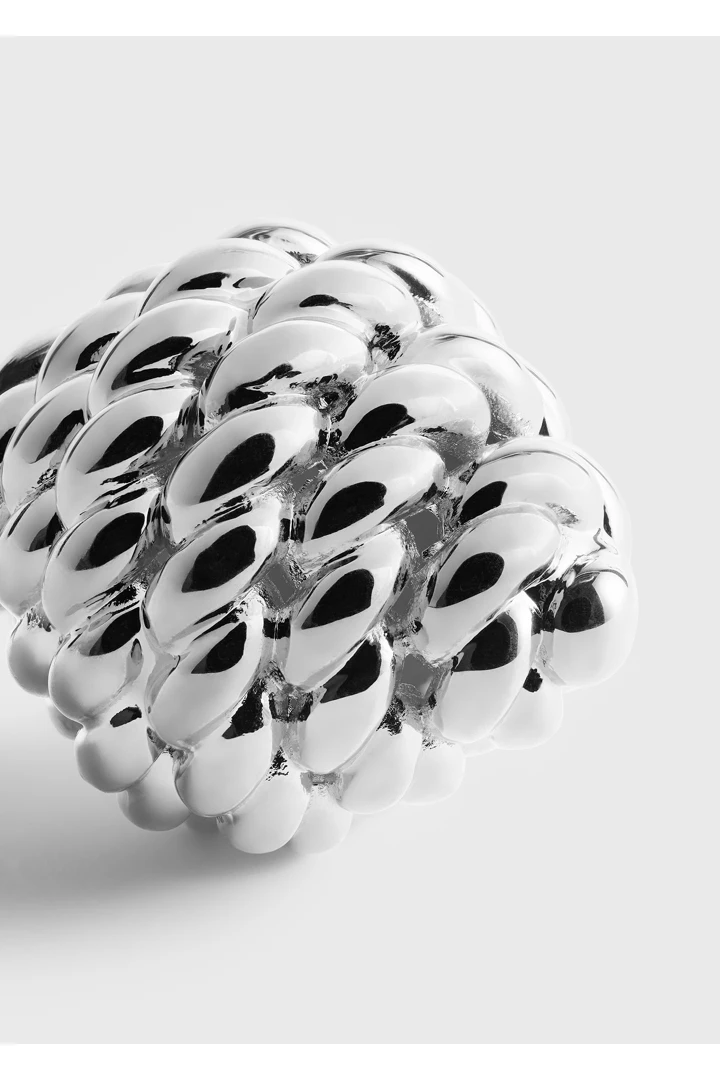 TOTEME 로프 드롭 이어링 실버의 실버컬러 4번쨰 이미지입니다.