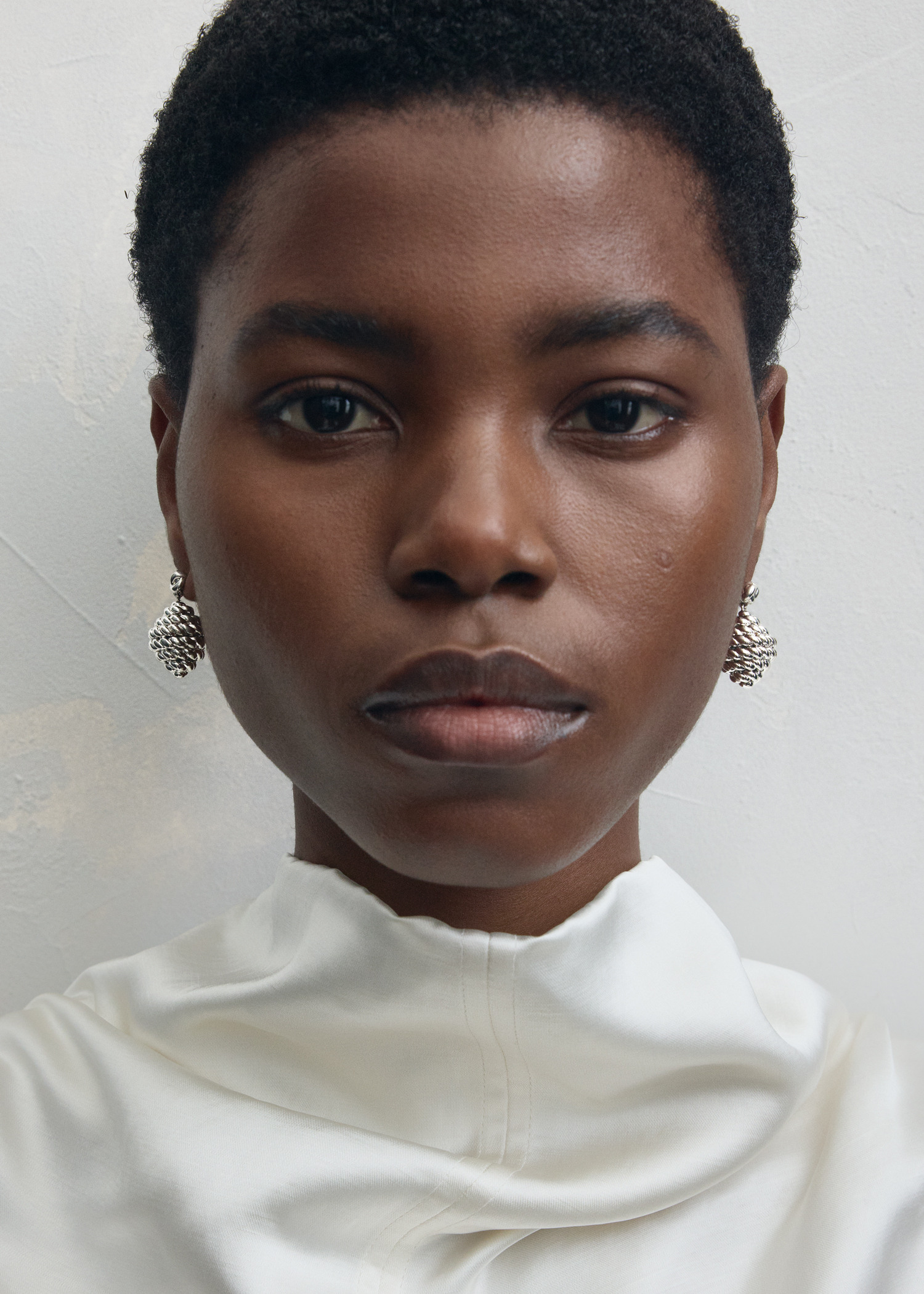 TOTEME 로프 드롭 이어링 실버의 실버컬러 1번쨰 이미지입니다.