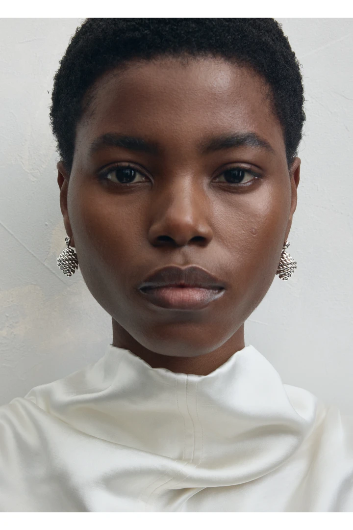 TOTEME 로프 드롭 이어링 실버의 실버컬러 1번쨰 이미지입니다.