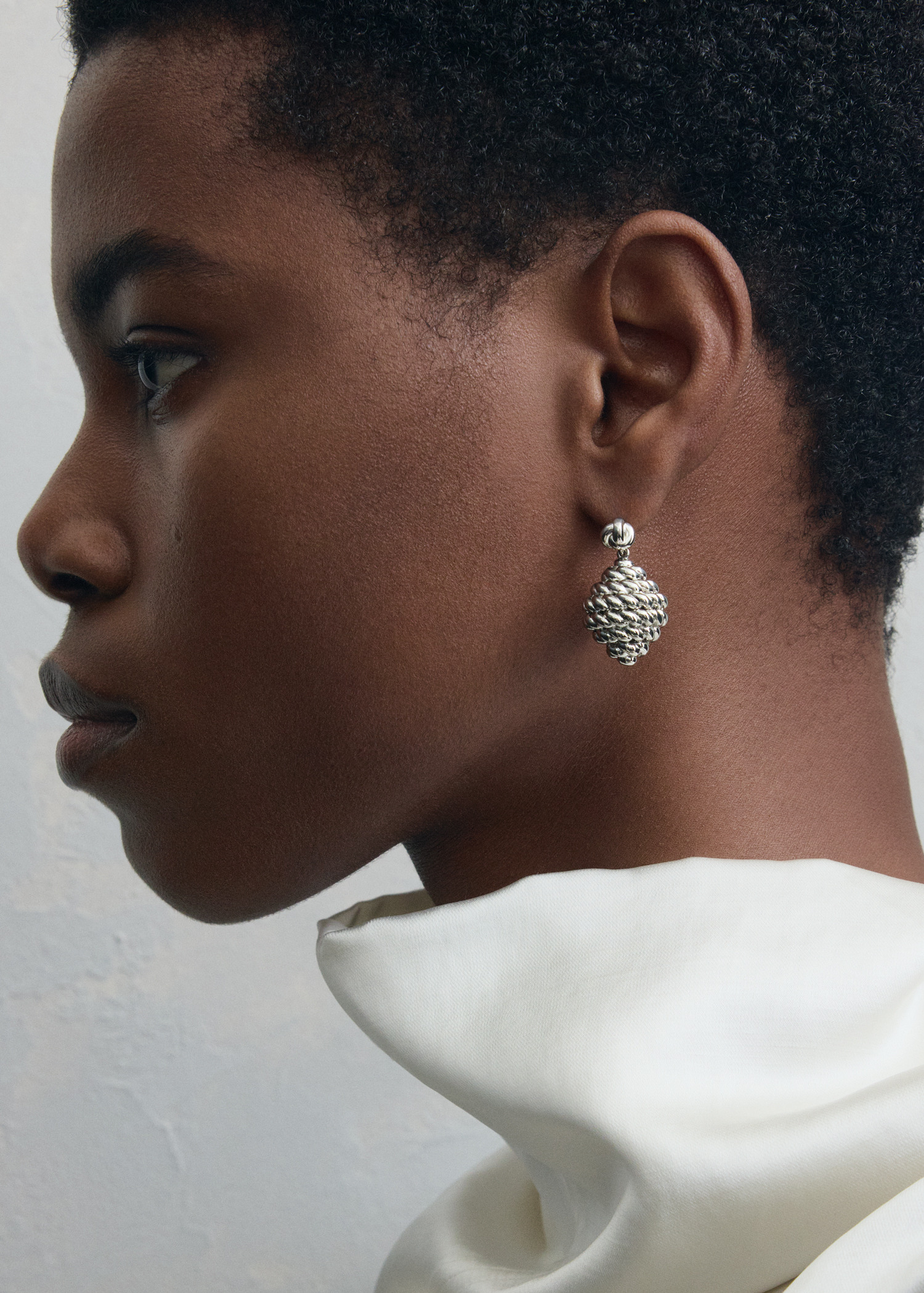 TOTEME 로프 드롭 이어링 실버의 실버컬러 2번쨰 이미지입니다.