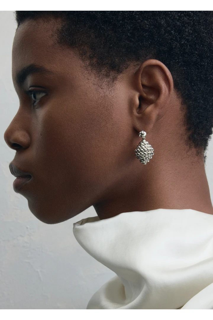 TOTEME 로프 드롭 이어링 실버의 실버컬러 2번쨰 이미지입니다.