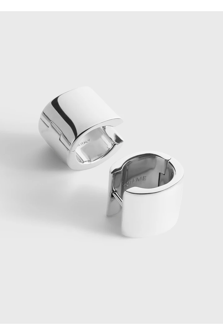 TOTEME 쁘띠뜨 시그니처 후프 이어링 실버의 실버컬러 4번쨰 이미지입니다.