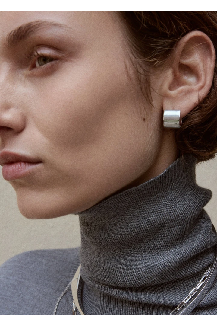 TOTEME 쁘띠뜨 시그니처 후프 이어링 실버의 실버컬러 1번쨰 이미지입니다.