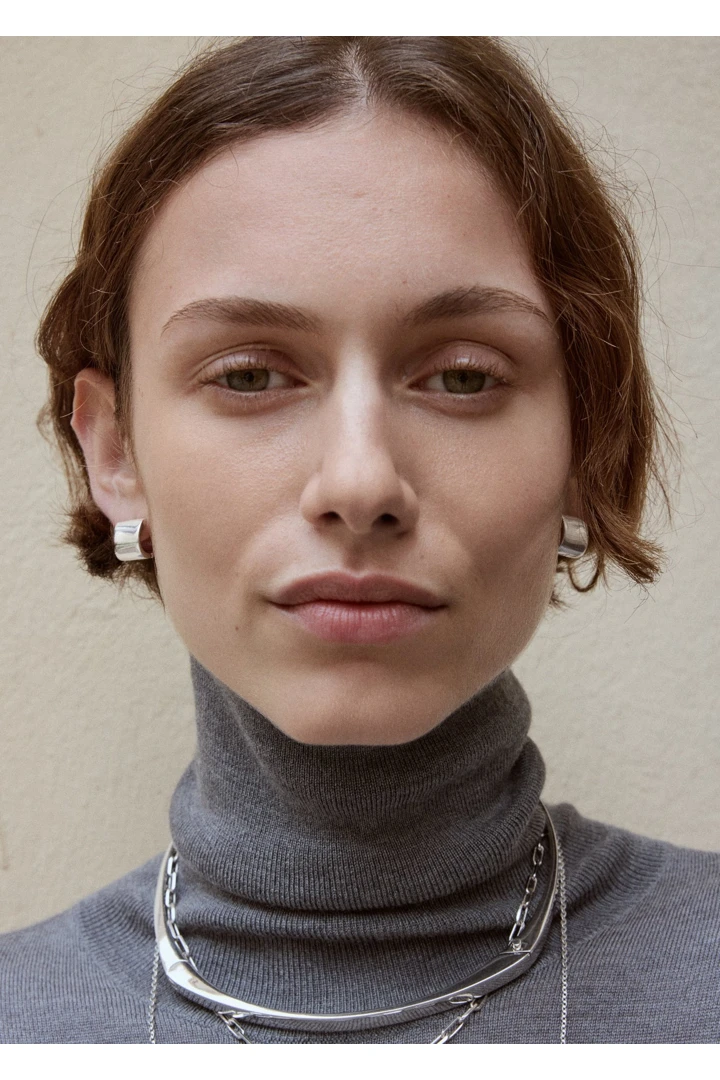 TOTEME 쁘띠뜨 시그니처 후프 이어링 실버의 실버컬러 2번쨰 이미지입니다.