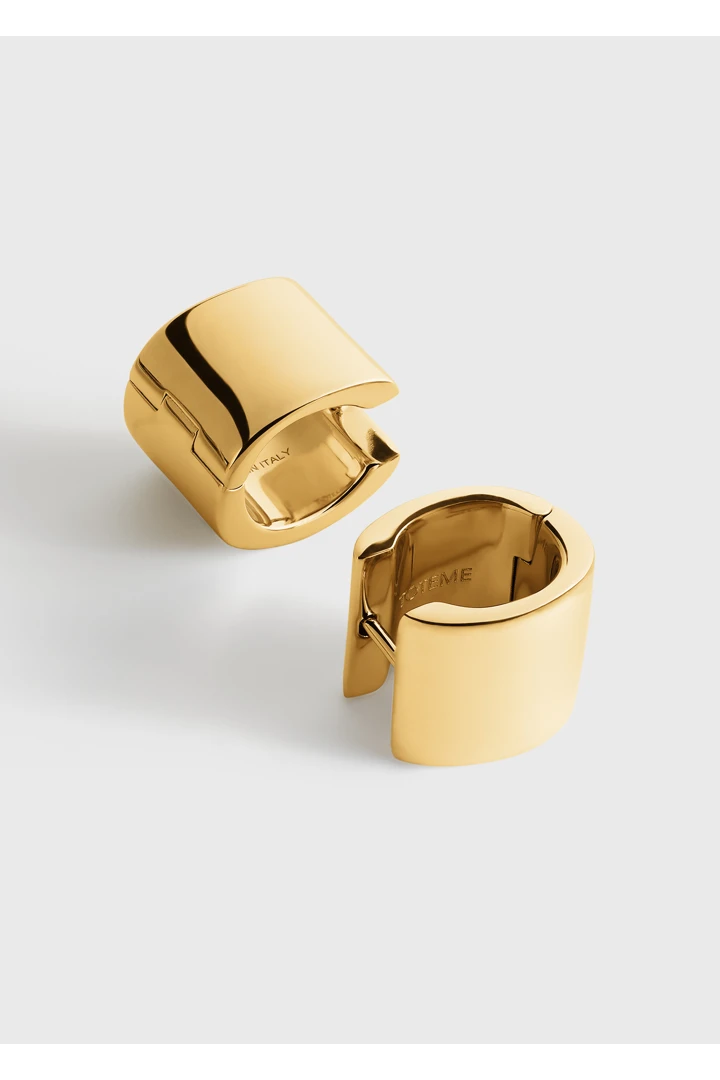 TOTEME 쁘띠뜨 시그니처 후프 이어링 골드의 골드컬러 4번쨰 이미지입니다.