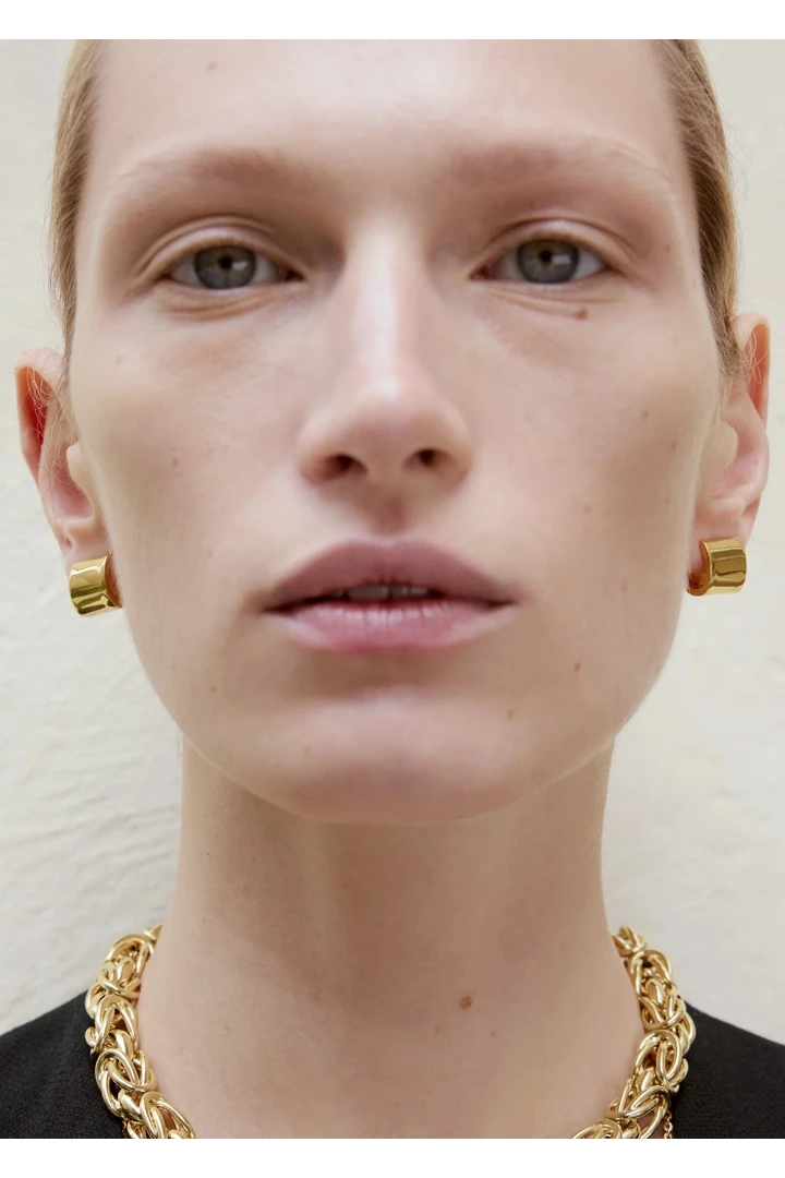 TOTEME 쁘띠뜨 시그니처 후프 이어링 골드의 골드컬러 1번쨰 이미지입니다.