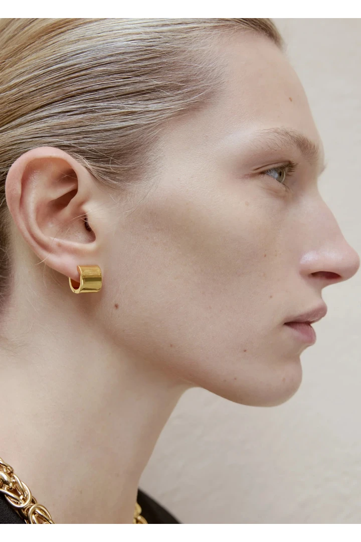 TOTEME 쁘띠뜨 시그니처 후프 이어링 골드의 골드컬러 2번쨰 이미지입니다.