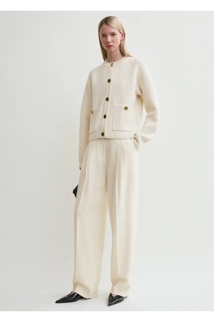 TOTEME 해머드 버튼 가디건 밀크의 밀크컬러 0번쨰 이미지입니다.