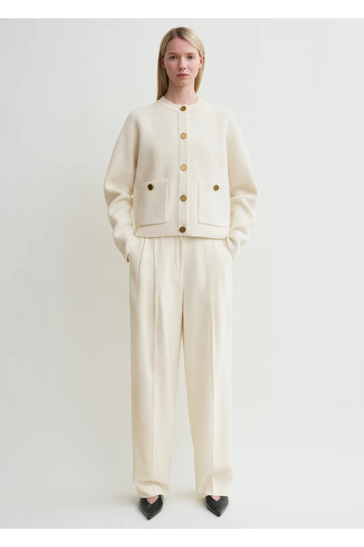 TOTEME 해머드 버튼 가디건 밀크의 밀크컬러 1번쨰 이미지입니다.