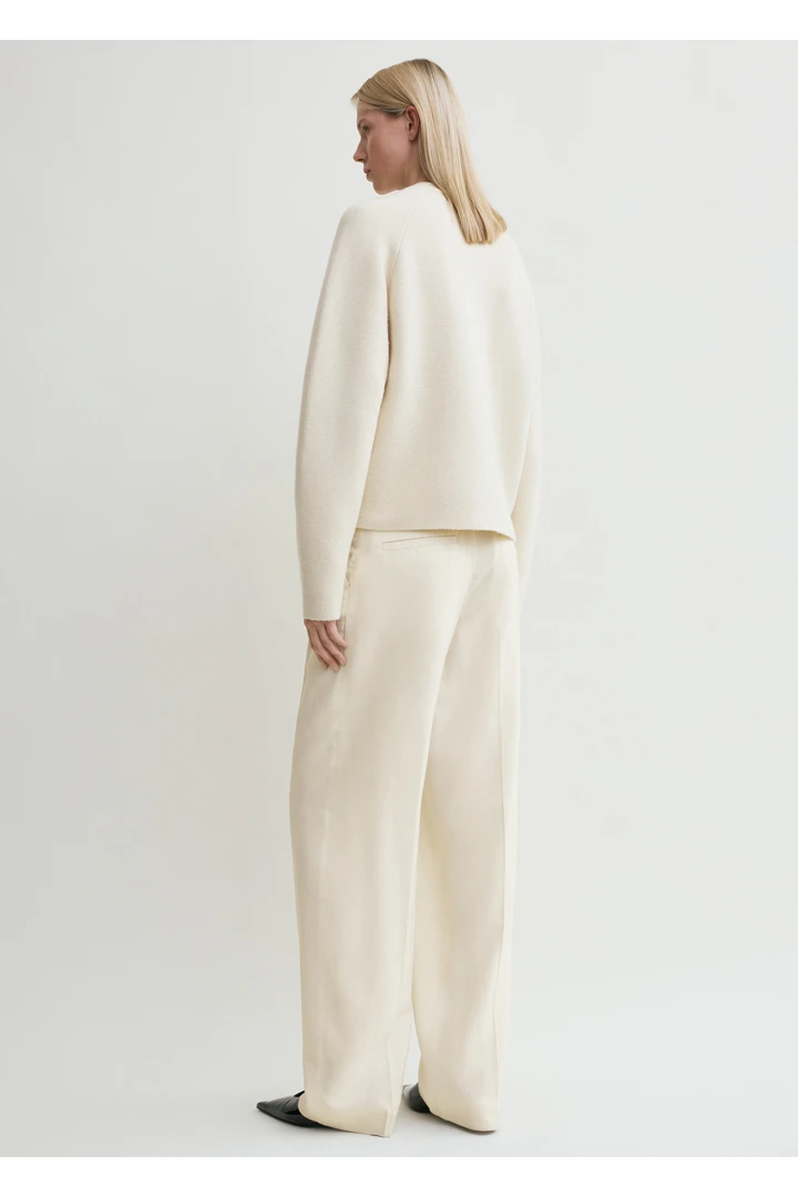 TOTEME 해머드 버튼 가디건 밀크의 밀크컬러 2번쨰 이미지입니다.