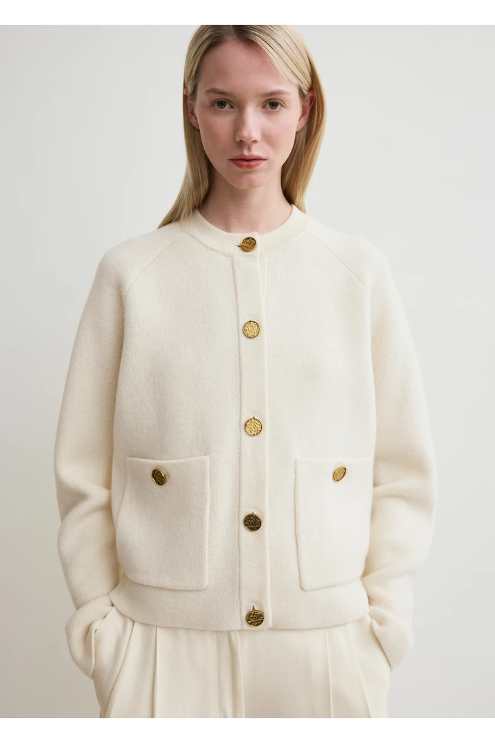 TOTEME 해머드 버튼 가디건 밀크의 밀크컬러 3번쨰 이미지입니다.