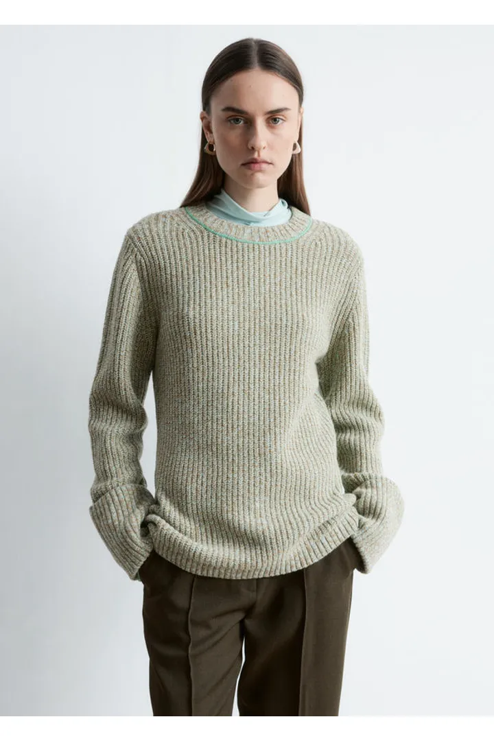 앤아더스토리즈 액센트 스티치 메리노 울 스웨터의 터쿼이즈 멜란지컬러 ECOMLook입니다.