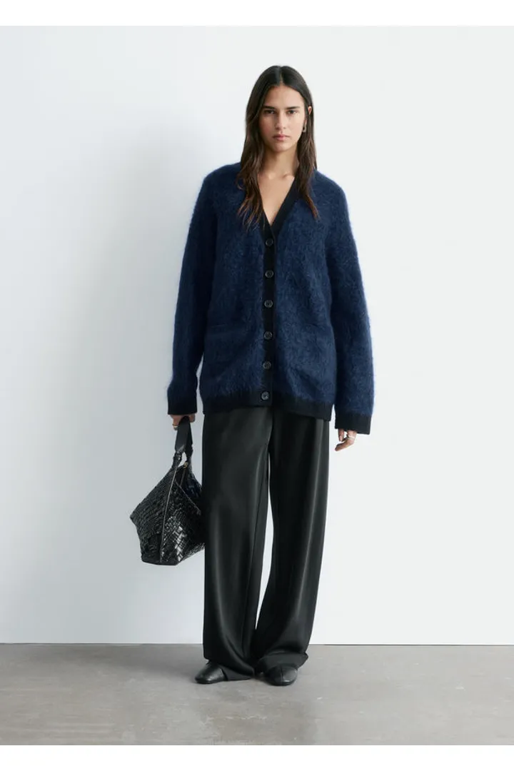 앤아더스토리즈 오버사이즈 모헤어 블렌드 가디건의 네이비컬러 ECOMLook입니다.