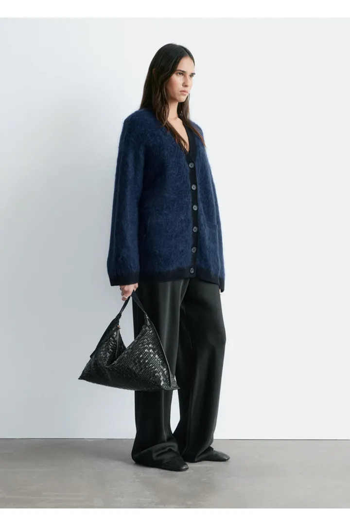 앤아더스토리즈 오버사이즈 모헤어 블렌드 가디건의 네이비컬러 ECOMLook입니다.