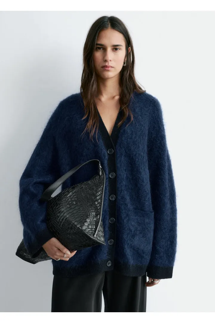 앤아더스토리즈 오버사이즈 모헤어 블렌드 가디건의 네이비컬러 ECOMLook입니다.