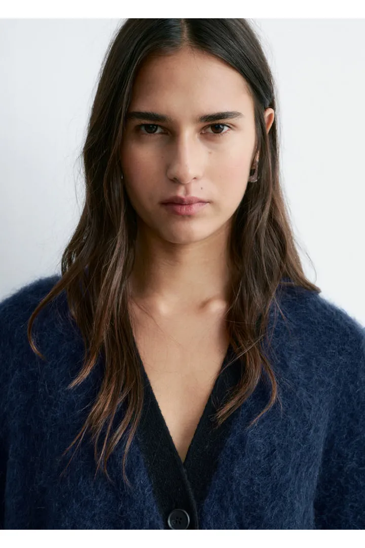 앤아더스토리즈 오버사이즈 모헤어 블렌드 가디건의 네이비컬러 ECOMLook입니다.