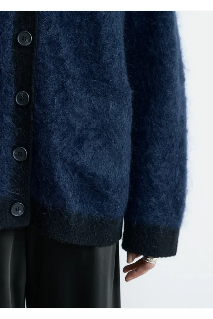 앤아더스토리즈 오버사이즈 모헤어 블렌드 가디건의 네이비컬러 ECOMLook입니다.