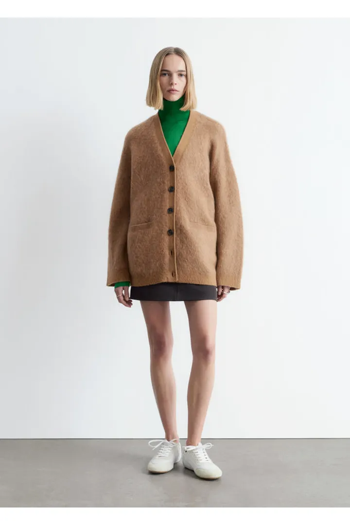 앤아더스토리즈 오버사이즈 모헤어 블렌드 가디건의 브라운컬러 ECOMLook입니다.