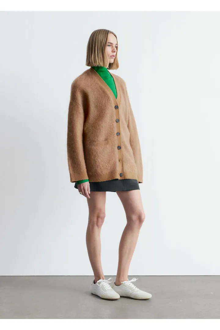 앤아더스토리즈 오버사이즈 모헤어 블렌드 가디건의 브라운컬러 ECOMLook입니다.