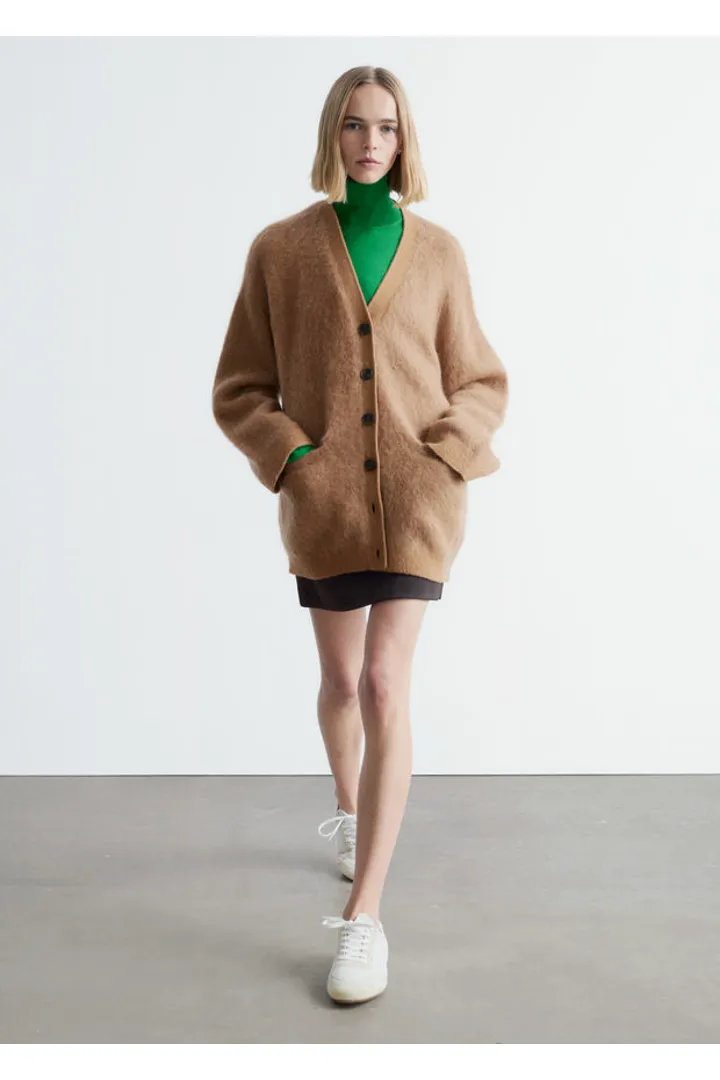앤아더스토리즈 오버사이즈 모헤어 블렌드 가디건의 브라운컬러 ECOMLook입니다.
