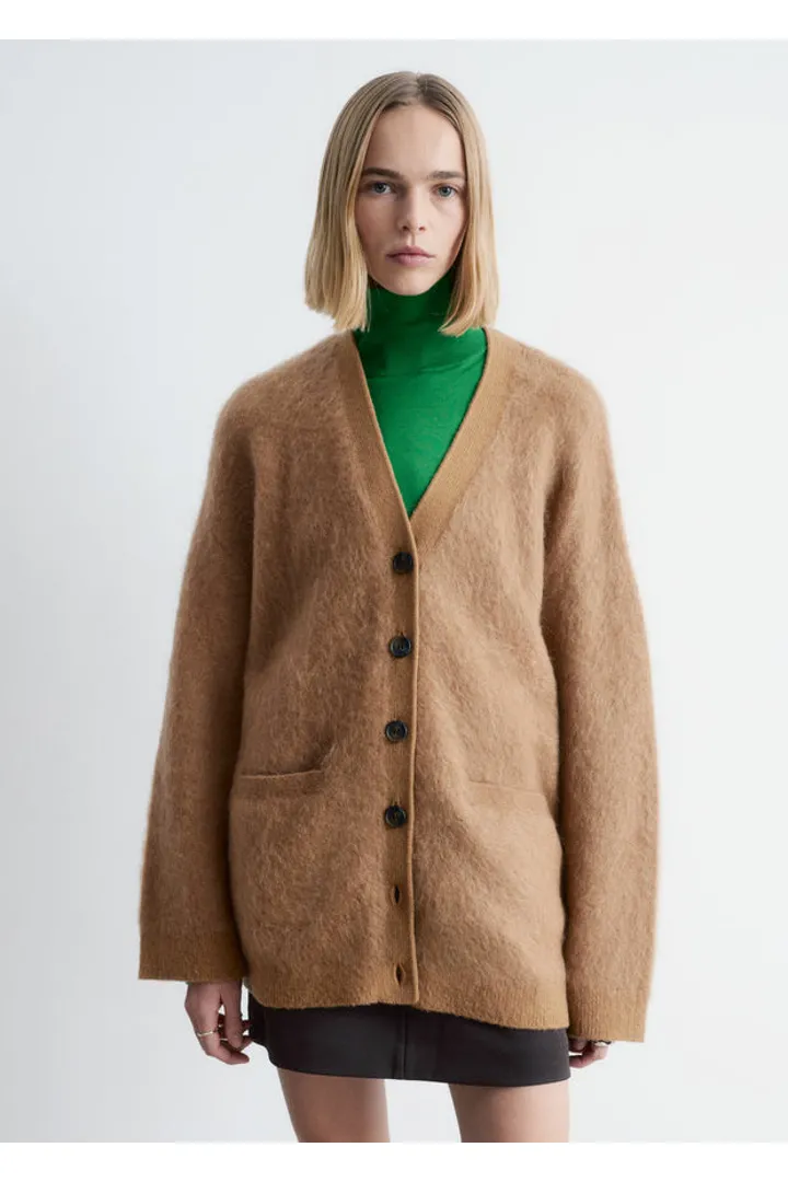 앤아더스토리즈 오버사이즈 모헤어 블렌드 가디건의 브라운컬러 ECOMLook입니다.