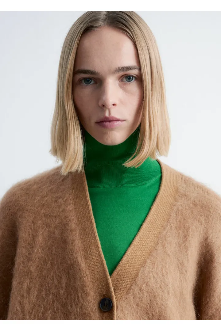 앤아더스토리즈 오버사이즈 모헤어 블렌드 가디건의 브라운컬러 ECOMLook입니다.