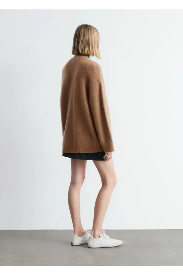 앤아더스토리즈 오버사이즈 모헤어 블렌드 가디건의 브라운컬러 ECOMLook입니다.