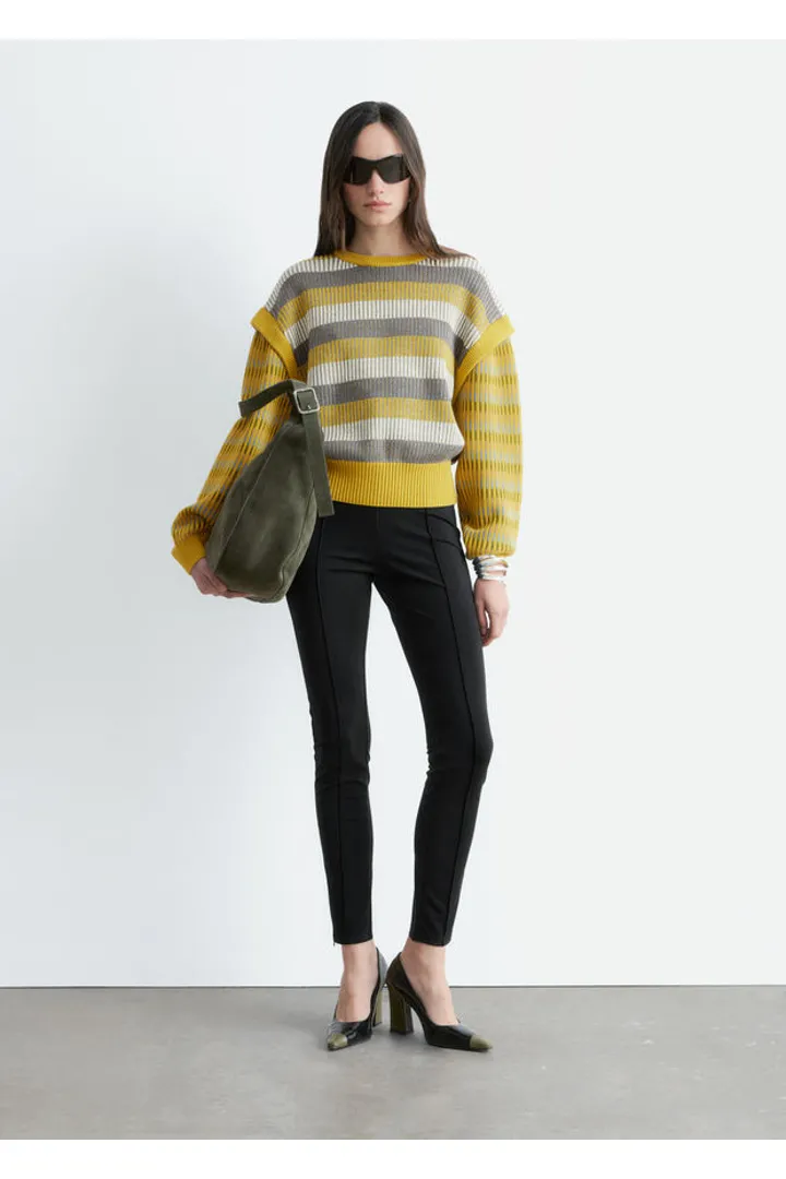 앤아더스토리즈 스트라이프 패널 니트 스웨터의 옐로우-그레이 스트라이프컬러 ECOMLook입니다.