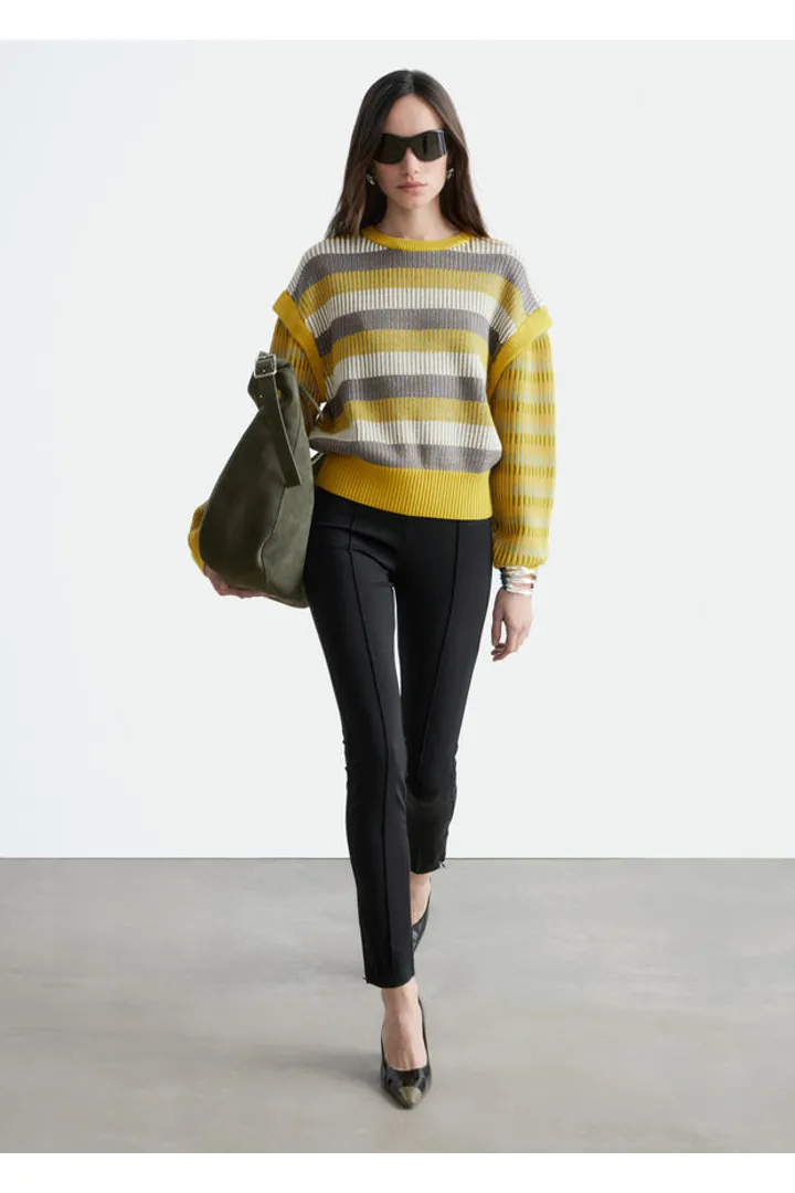 앤아더스토리즈 스트라이프 패널 니트 스웨터의 옐로우-그레이 스트라이프컬러 ECOMLook입니다.