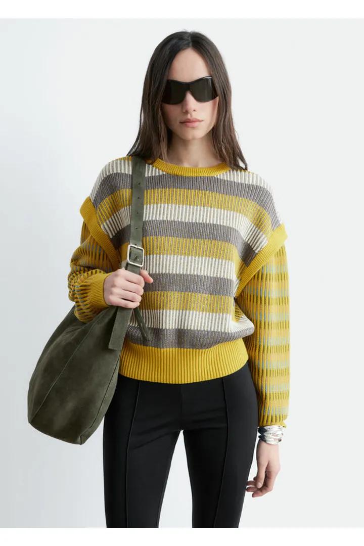 앤아더스토리즈 스트라이프 패널 니트 스웨터의 옐로우-그레이 스트라이프컬러 ECOMLook입니다.