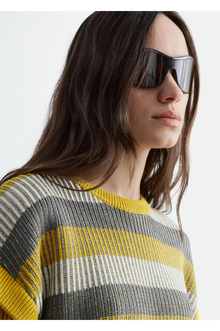 앤아더스토리즈 스트라이프 패널 니트 스웨터의 옐로우-그레이 스트라이프컬러 ECOMLook입니다.