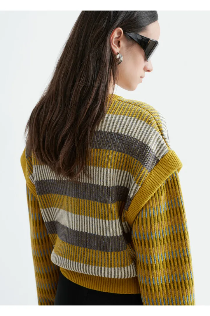 앤아더스토리즈 스트라이프 패널 니트 스웨터의 옐로우-그레이 스트라이프컬러 ECOMLook입니다.