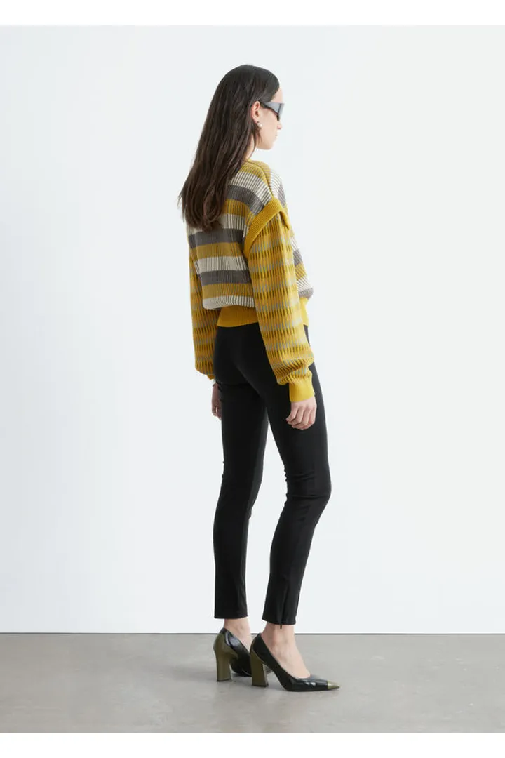 앤아더스토리즈 스트라이프 패널 니트 스웨터의 옐로우-그레이 스트라이프컬러 ECOMLook입니다.