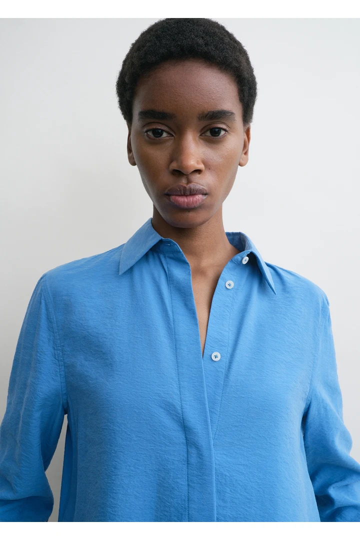 TOTEME 패러슈트 셔츠 드레스 코발트의 코발트컬러 4번쨰 이미지입니다.