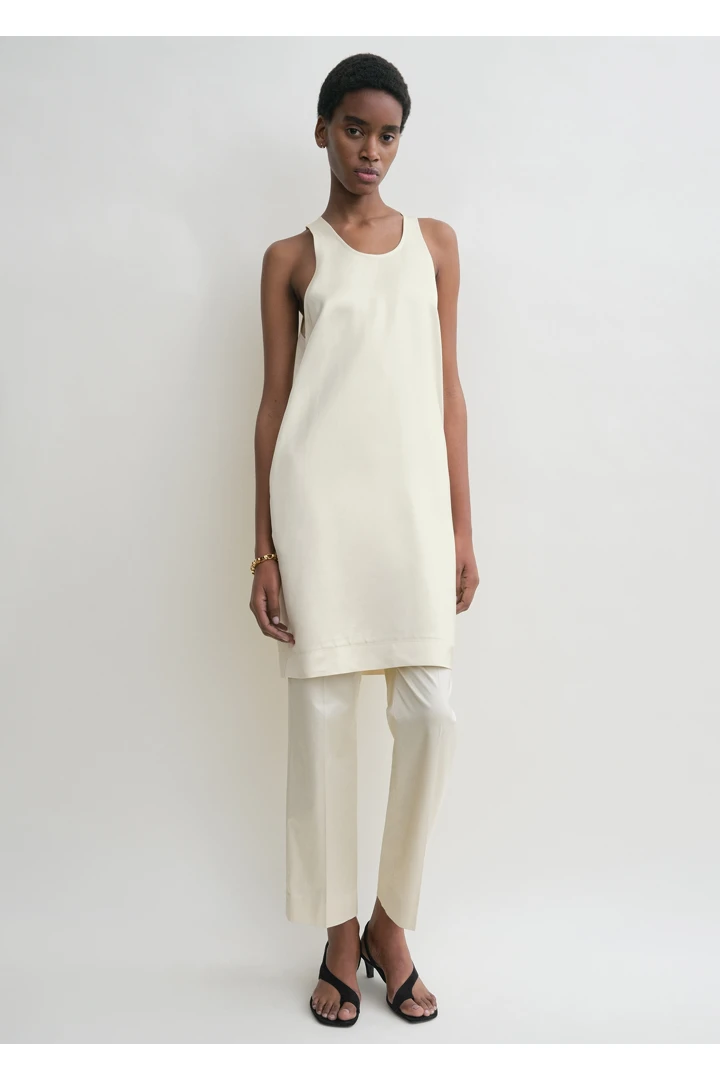 TOTEME 스쿠프-넥 드레스 에크루의 에크루컬러 1번쨰 이미지입니다.