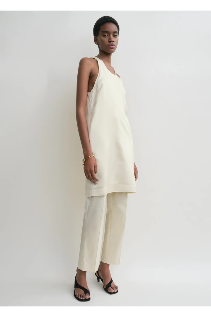 TOTEME 스쿠프-넥 드레스 에크루의 에크루컬러 2번쨰 이미지입니다.