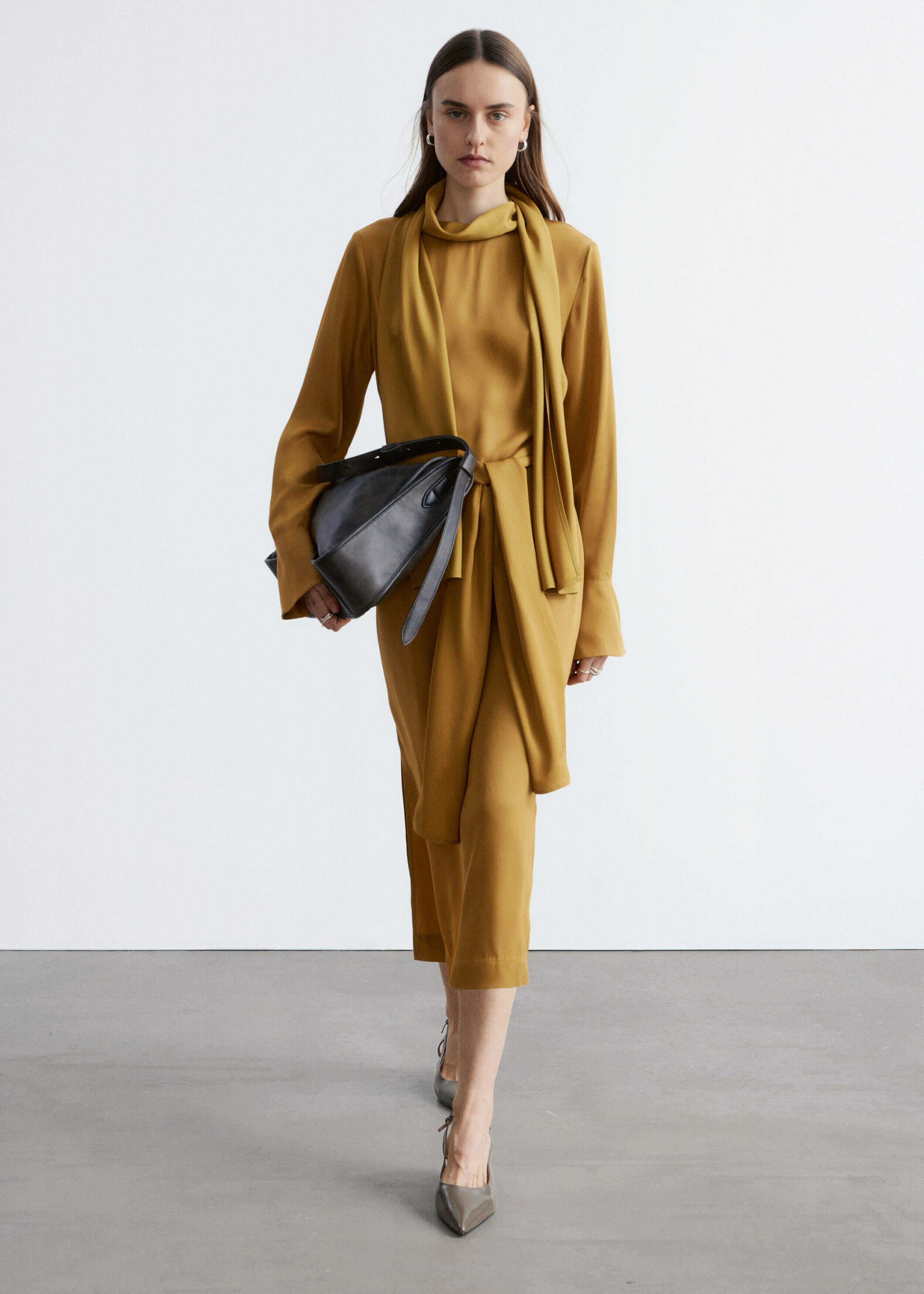 앤아더스토리즈 스카프 넥 미디 드레스의 머스타드 옐로우컬러 ECOMLook입니다.