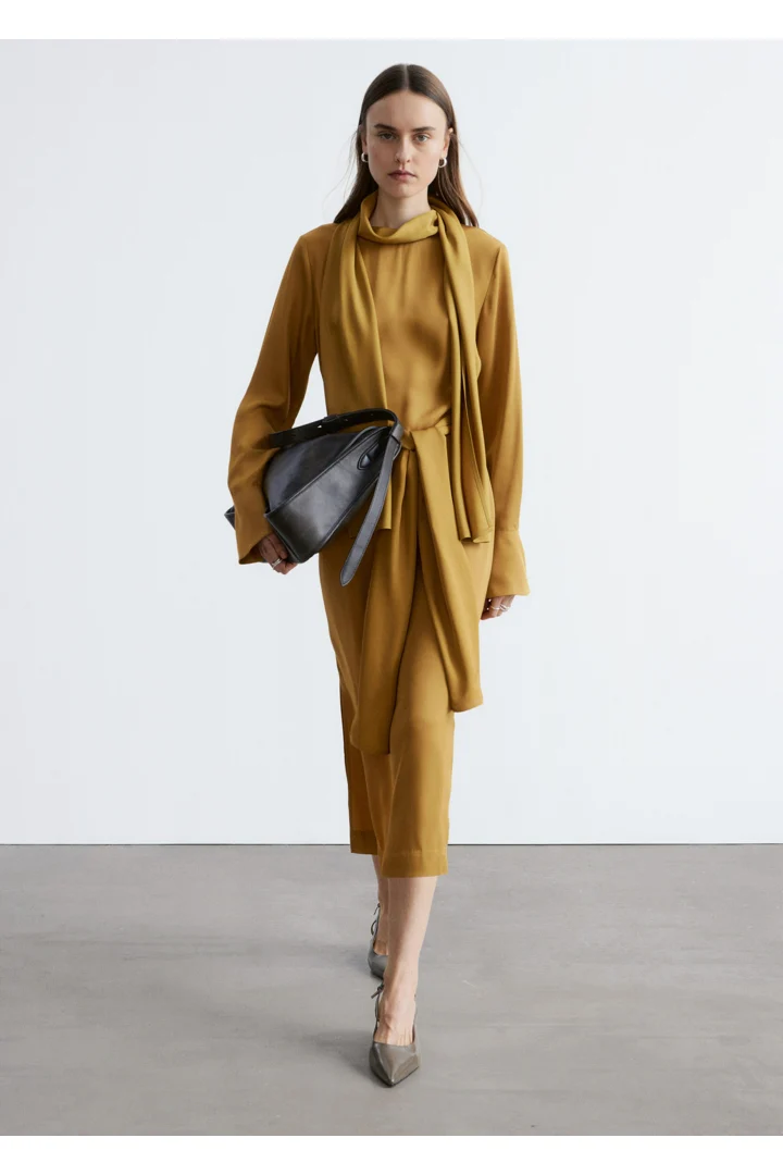 앤아더스토리즈 스카프 넥 미디 드레스의 머스타드 옐로우컬러 ECOMLook입니다.