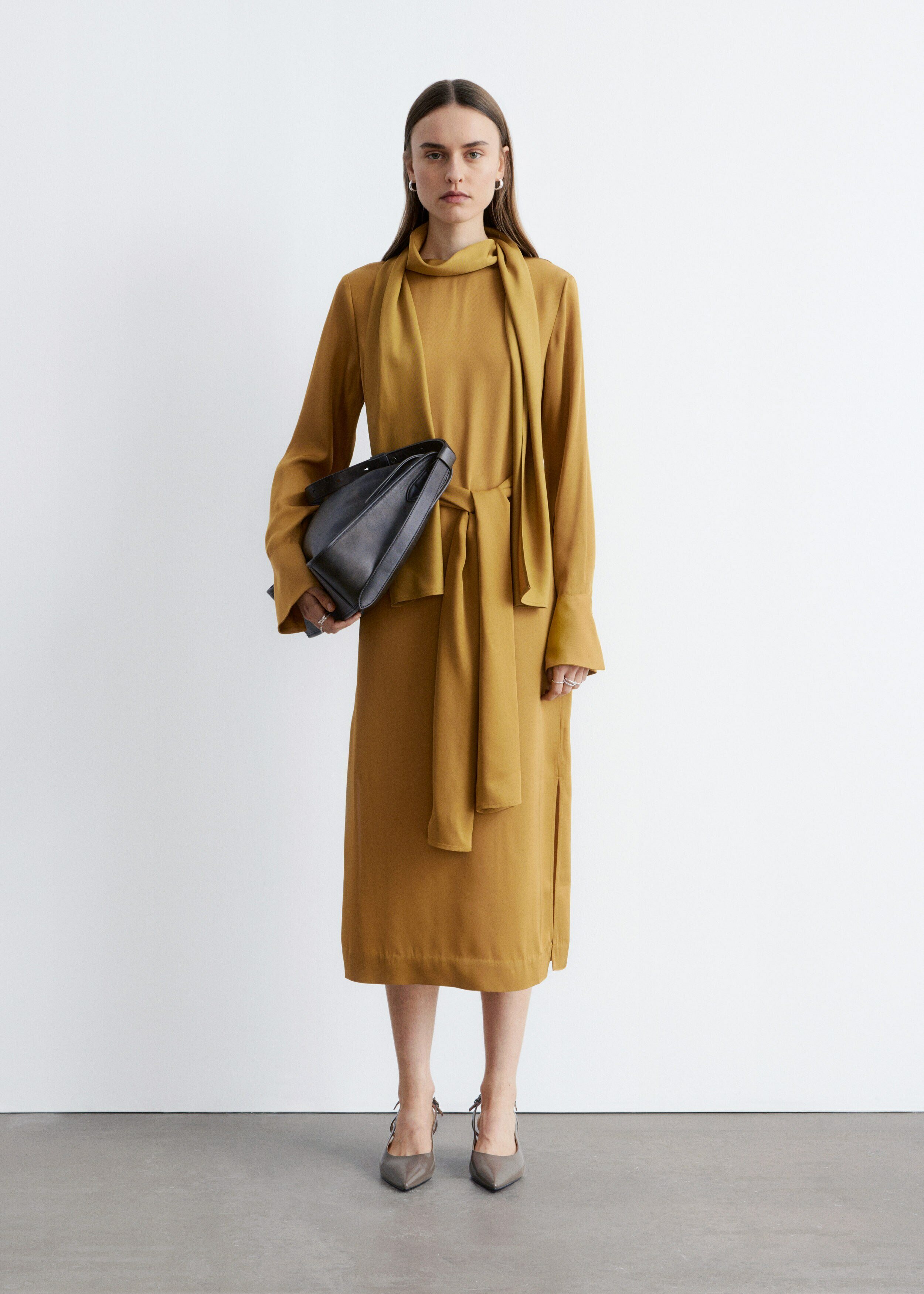 앤아더스토리즈 스카프 넥 미디 드레스의 머스타드 옐로우컬러 ECOMLook입니다.