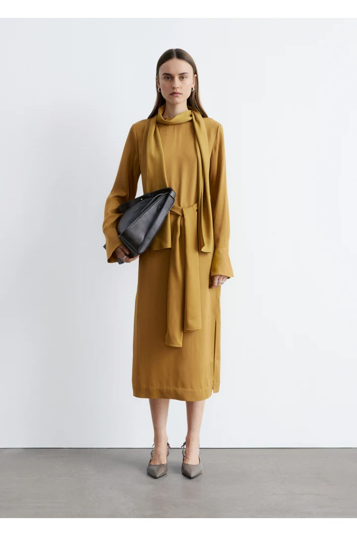 앤아더스토리즈 스카프 넥 미디 드레스의 머스타드 옐로우컬러 ECOMLook입니다.