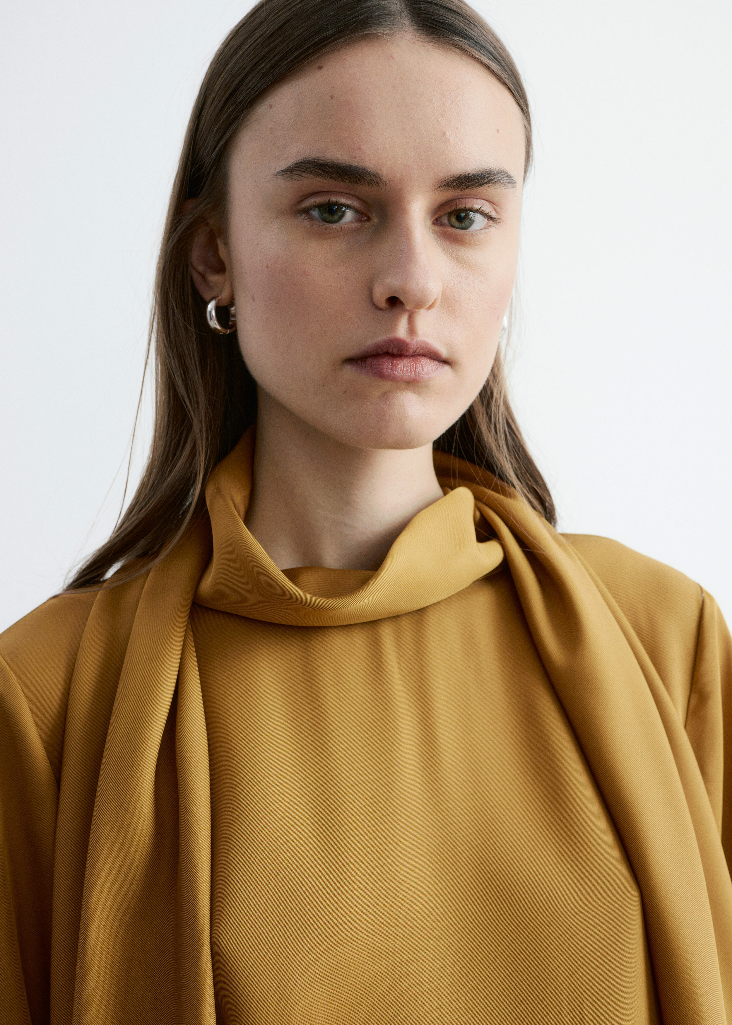 앤아더스토리즈 스카프 넥 미디 드레스의 머스타드 옐로우컬러 ECOMLook입니다.